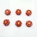 Detail van rode harskraal met vijf bloemblaadjes, sprankelende strass-steentjes en parelbasis. - 22mm/1 Stuk / Oranjerood