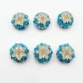 Gros plan de perles de fleurs en résine bleue de 22mm avec incrustation dorée pour bijoux. - 1 Pièce / 22mm / Bleu lac