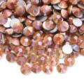 Primo piano di strass arancioni scintillanti, perfetti per nail art e creazioni fai da te. - SS6/1.9-2.0mm Circa 1440 Pezzi / Porcellana Caramello
