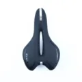 Gros plan détail de selle de vélo ergonomique, assise noire en gel avec découpe centrale. - Coupe régulière / Noir