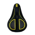 Gros plan détaillé sur la housse de selle de vélo en silicone épaissi avec coussin gel confortable. - Jaune