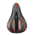 Vue rapprochée détaillée de la housse de selle de vélo noire avec coussinets en gel rouge. - Rouge