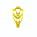 Primo piano di un portaborraccia per bici in plastica giallo vivo con intaglio a forma di cuore. - Giallo