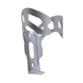 Vista detallada del portabotellas de bicicleta de aleación de aluminio, accesorio de ciclismo. - Plateado