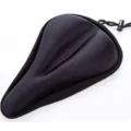 Gros plan de la housse de selle de vélo noire avec tissu respirant et gel. - Modèle A Rainure Droite 150g