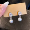 Elegante tropfenförmige Zirkonia Perlen Ohrringe, exquisite Schmuckstücke für den Alltag. - Wassertropfen Perle Ohrring Stil (E6804) / Silber