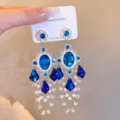Elegante lange blaue Kristall Ohrringe mit Perlenfransen und zarten Ohrsteckern für Damen. - Blauer Hauptstein Perlen Quasten Stil (E7154) / Blau