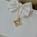 Goldene Edelstahl hohle Kleeblatt Halskette mit Zirkon Steinen, elegantes Mode Schmuckstück. - Vier-Kristall Kleeblatt Stil / Gold
