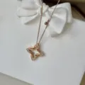 Roségold Edelstahl hohles Kleeblatt Blumen Halskette mit funkelnden Zirkonia für Damen. - Vier-Kristall Kleeblatt Stil / Roségold