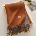Cozy wool blend scarf featuring a stylish two-tone reversible design and elegant fringe edges. - 190x65cm / Latte