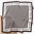Foulard di seta con classico motivo pied-de-poule ed elegante tipografia sui bordi. - ZS-126-Bordo Caffè