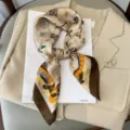 Elegante foulard in seta con classica stampa di cintura equestre e piume. - Caffè