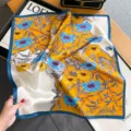 Sciarpa quadrata in seta da donna, elegante foulard con stampa floreale, perfetta per la primavera. - Giallo
