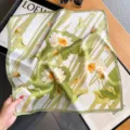 Elegante fazzoletto quadrato di seta verde loto da donna, foulard chic per primavera estate. - Verde mela