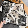Foulard quadrato in seta con stampa rosa nera e bianca, elegante fazzoletto di seta di gelso donna. - 53x53cm / Beige e Nero