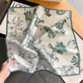 Foulard quadrato in seta verde da donna, elegante piccolo fazzoletto da collo floreale. - Verde Fragranza d'Autunno