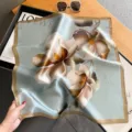 Elegante foulard quadrato in seta 53cm con stampa floreale, accessorio moda di lusso donna. - Aqua
