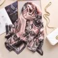 Sciarpa quadrata effetto seta rosa con stampa chiave greca barocca vintage per donne. - Rosa chiaro