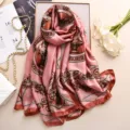 Sciarpa in seta stampa barocca rosa, elegante scialle quadrato retro donna, telo mare. - rosa gomma