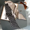 Elegante sciarpa lunga in seta con classico motivo monogramma e estremità a righe. - 15x150cm / Beige e Nero