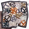 Foulard quadrato in seta con stampa geometrica, elegante sciarpa da donna. - ZS-127-Bordo Caffè