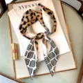 Elegante foulard quadrato in seta con stampa leopardato per donne, fascia per capelli 70x70cm. - Caffè