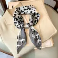 Chic foulard quadrato in seta con stampa leopardata e geometrica, ideale come elegante fascia. - Grigio nero