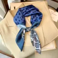 Foulard quadrato effetto seta blu con stampe astratte e motivi geometrici per donne. - Blu scuro