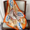 Elegante foulard quadrato di seta stampato con bordo arancione e motivo carosello - Bordo Arancione
