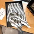 Elegante sciarpa in seta a righe bianche e nere con bordo a catena chic per la moda. - Beige e Nero