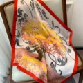 Elegante foulard quadrato in seta sintetica con stampa di alberi artistici e bordo rosso. - Bordo Rosso