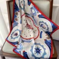 Elegante foulard in seta da donna con stampa equestre classica e bordo rosso. - Bordo Rosso