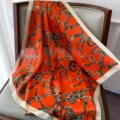 Foulard quadrato in seta arancione con stampa equestre classica per la moda da donna. - Arancione