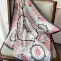 Elegante foulard quadrato stampato con eleganti motivi equestri e geometrici per donne. - Bordo Grigio