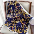 Foulard quadrato elegante blu e oro con stampa catena donna accessorio moda chic - Blu navy