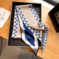 Elegante foulard sottile in seta satinata con stampa monogramma bicolore da donna. - Blu Cachi