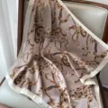 Elegante foulard quadrato da donna con classica stampa a catene e righe per stile chic. - Kaki