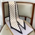Elegante sciarpa in seta stretta e lunga con stampa di lettere, ideale per collo o borsa. - Bianco con Bordo Nero