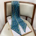 Sciarpa in seta verde scuro variante, elegante nastro twilly con stampa lettere per borse. - Blu Diamante