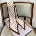 Elegante sciarpa in seta stretta con motivo a lettere chic, ideale come foulard o borsa. - Bianco Bordo Caffè