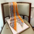 Chic foulard in seta sottile con stampa di foglie arancioni e grigie, ideale come fascia. - Arancione Chiaro