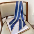 Elegante sciarpa twilly in seta geometrica blu, nastro lungo e stretto per collo o borsa. - Bordo Cachi