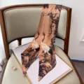 Sciarpa di seta stretta stile cinese retro, stampa gru, elegante nastro per capelli. - Cammello