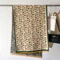 Vista dettagliata della sciarpa in cashmere con motivo di mucche e frange gialle. - GSJ-234 Bordo Verde