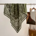 Foulard bandana in cotone e lino verde con motivo paisley, elegante sciarpa e scialle chic. - 68*68cm / Verde militare