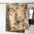 Primo piano dettagliato di sciarpa jacquard floreale retrò in finto cashmere appesa al supporto. - Verde chiaro