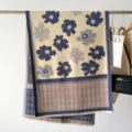 Vista dettagliata della sciarpa autunno inverno con motivo floreale morbido effetto cashmere. - Blu Nebbia Beige