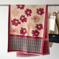 Morbida sciarpa autunno inverno in finto cashmere caldo con un elegante motivo floreale e frange. - Beige Rosso Rosa