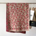 Vista dettagliata di una sciarpa elegante in simil cashmere con stampa floreale vintage appesa. - Fiore Rosso Rosa