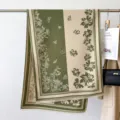 Sciarpa donna floreale in finto cashmere verde e beige, elegante scaldacollo invernale. - Verde